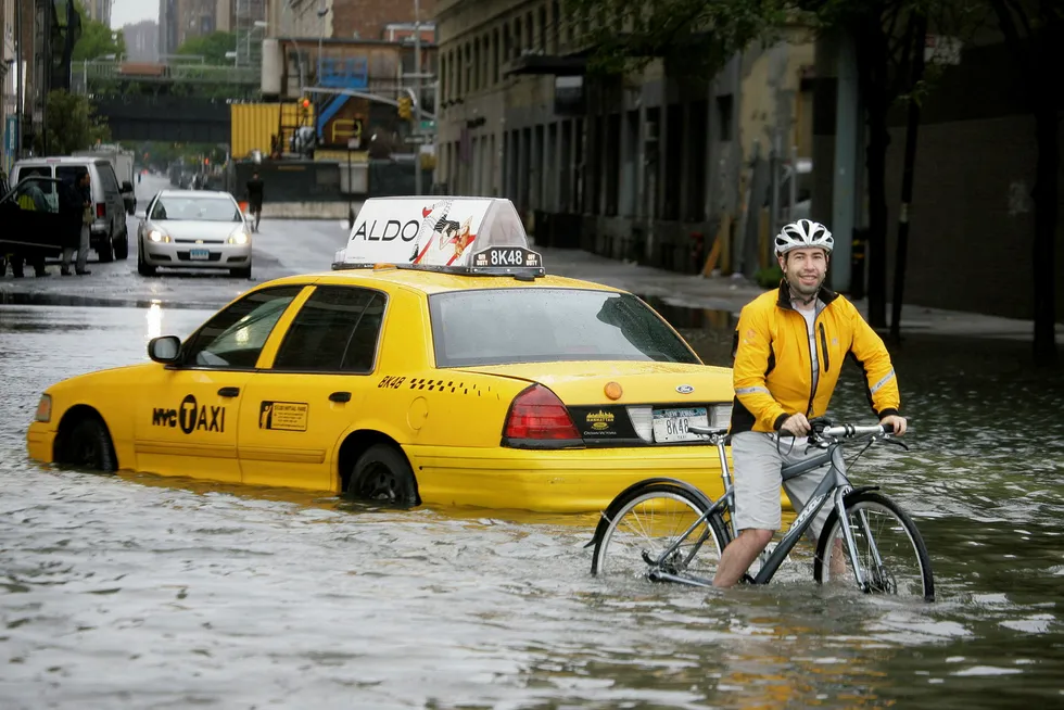 New York er en av mange storbyer som vil bli rammet av stigende havnivå. Bildet viser oversvømmelsen etter at den tropiske stormen Irena passerte millionbyen i 2011.
