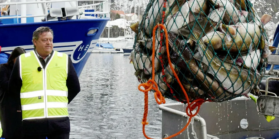 AKTIVITET: Fiskeriminister Harald T. Nesvik vil se på mulighetene for å bruke ferskfiskordningen til å skape økt aktivitet på større deler av kysten. Her ser han på landing av skrei i Svolvær sammen med folk fra Råfisklaget.