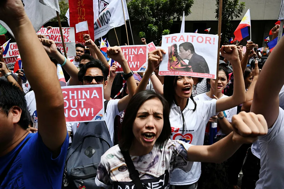 Filippinere har demonstrert denne uken mot Kinas innflytelse i Sør-Kina-havet – og i landets økonomi. President Rodrigo Duterte er i hardt vær for å ha flørtet med Kina i bytte mot investeringer siden han kom til makten.