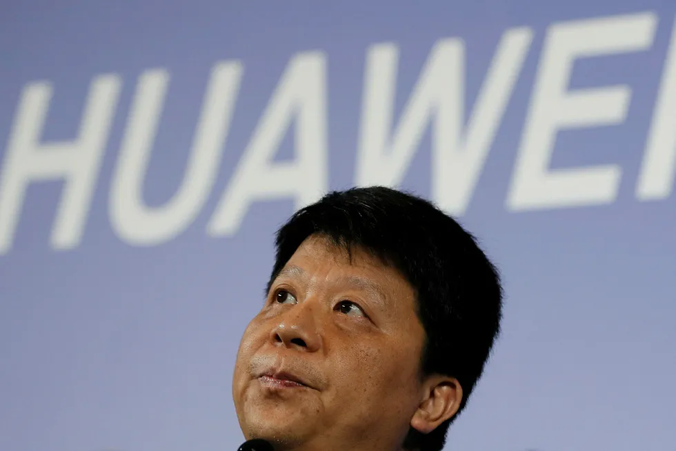 Huawei saksøker USA etter å ha blitt utestengt fra det amerikanske markedet. – Forbudet er ikke bare ulovlig, men det hindrer også Huaweis adgang til frie konkurransevilkår, som til syvende og sist rammer amerikanske forbrukere. Å gå rettens vei er vår siste og eneste rette utvei, sa styreformann Guo Ping i Huawei Technologies torsdag morgen.
