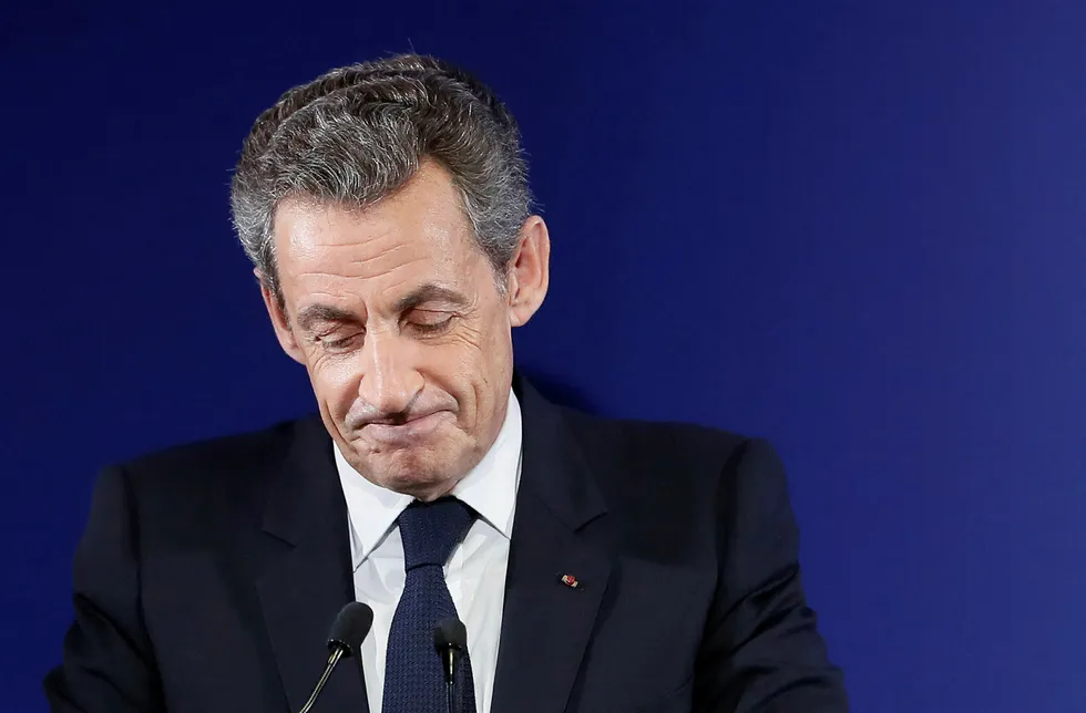 Frankrikes tidligere president Nicolas Sarkozy er varetektsfengslet. Foto: AFP PHOTO / POOL / IAN LANGSDON