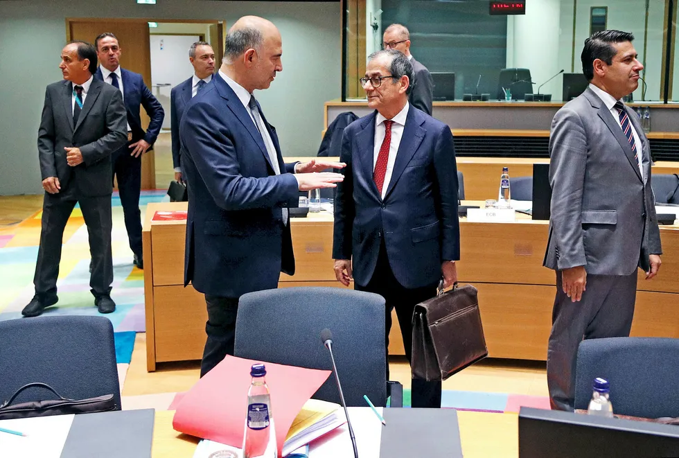 Mandag møtte Italias finansminister Giovanni Tria (til høyre) sine eurosonekolleger i Brussel. Her er den italienske finansministeren i samtale med EU-kommissær Pierre Moscovici.