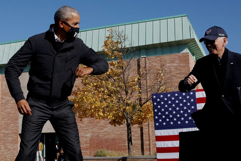USAs tidligere president Barack Obama kom lørdag ettermiddag til Flint i Michigan for å hjelpe Demokratenes presidentkandidat Joe Biden (til høyre) – hans egen visepresident gjennom åtte år – med å vinne valget. Obama gikk straks i strupen på Donald Trump.