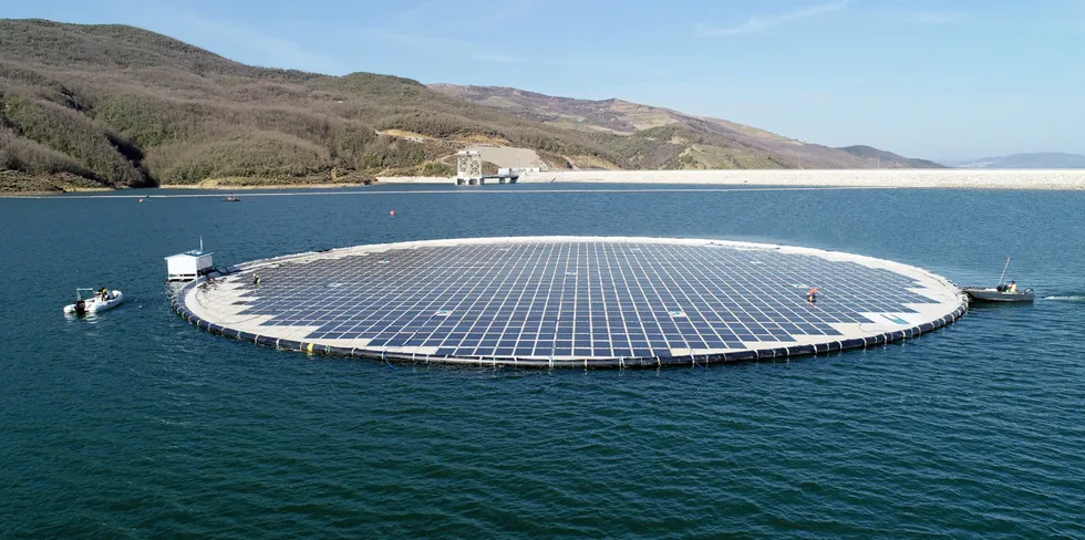 Statkraft og Ocean Sun har satt opp 1536 solcellepanel på en flytende rigg som ligger ved Banja vannkraftverk i Albania. De forventer at nedkjølingen i vannet skal gi bedre effekt enn om solcellepanelene står på land.