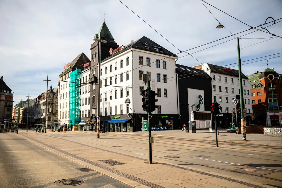 Gårdeiere er tjent med å ha «ellers lønnsomme» leietagere til stede når økonomien åpner opp igjen, skriver Gisle J. Natvik. Jernbanetorget i Oslo 23. mars i fjor.
