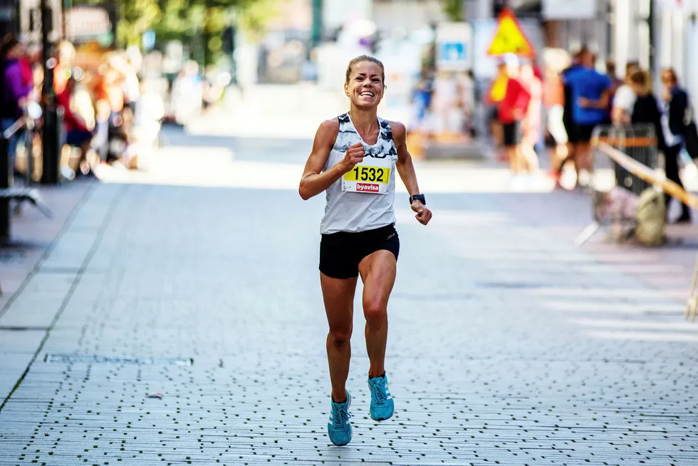 – Å bli god på å være tålmodig, er som å knekke koden, sier langdistanseløper Ida Bergsløkken (34). Å holde igjen fra start har vist seg å gi de beste resultatene. Her går hun i mål på halvmaraton i Drammen i fjor.