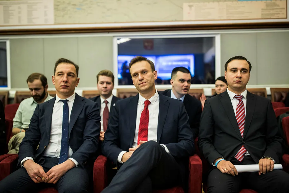 Opposisjonspolitiker Alexej Navalnyj (i midten) avbildet mandag 25. desember i valgkommisjonens lokaler, der han leverte inn sine valgpapirer som deretter ble avvist. Foto: AP / NTB scanpix
