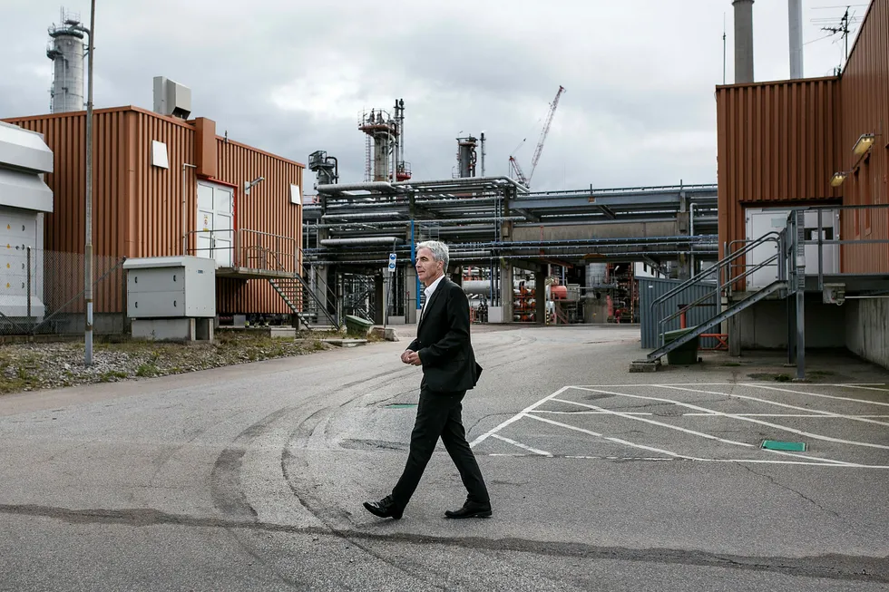 – Vi har en intensjon om realisering av storskala biodrivstoff-produksjon i Norge, sier konsernsjef Petter Holland i Preem. Her ved selskapets raffineri i Lysekil som har 650 ansatte. Foto: Nicklas Knudsen