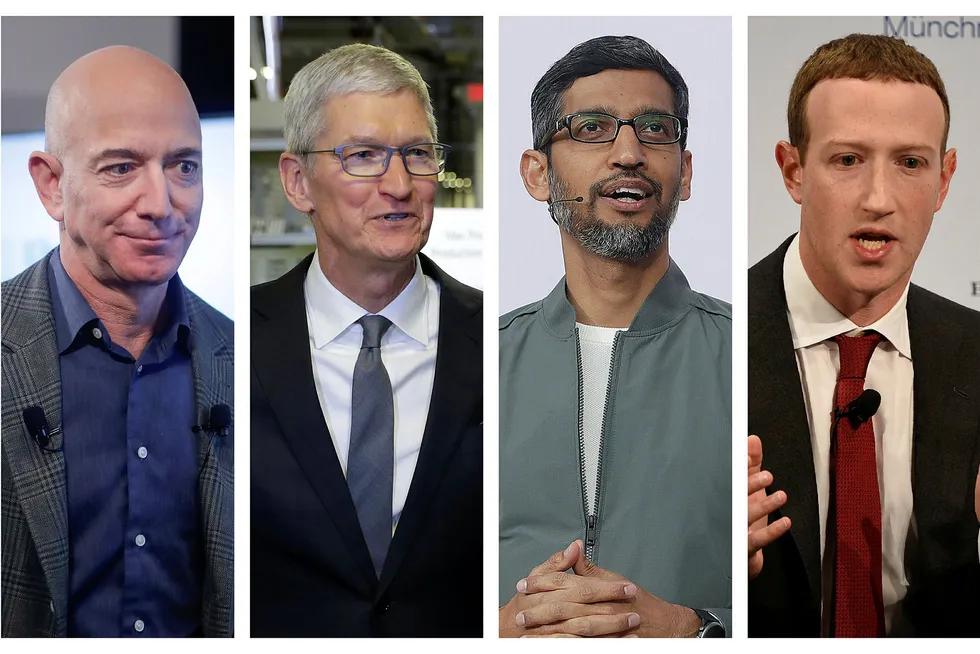 Fra venstre Amazon-sjef Jeff Bezos, Apple-sjef Tim Cook, Alphabet-sjef Sundar Pichai og Facebook-sjef og grunnlegger Mark Zuckerberg.