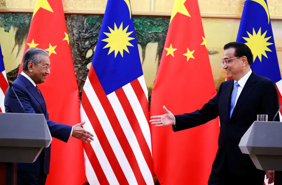 Kinas statsminister Li Keqiang (til høyre) hadde håpet å redde store kinesiske investeringer i Malaysia, men landets statsminister Mahathir Mohamad har nå kansellert en ny kinesiskfinansiert jernbane og to gassrørledninger.