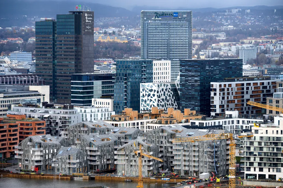 Både salg og igangsetting av nye boliger stiger kraftig viser tall som Boligprodusentenes Forening la frem onsdag. Bildet er fra bygging av leiligheter i Bjørvika.
