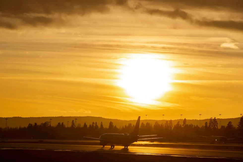 SAS avlyser til Kina. Her et fly fra SAS i solnedgang på østre rullebane på Oslo lufthavn.