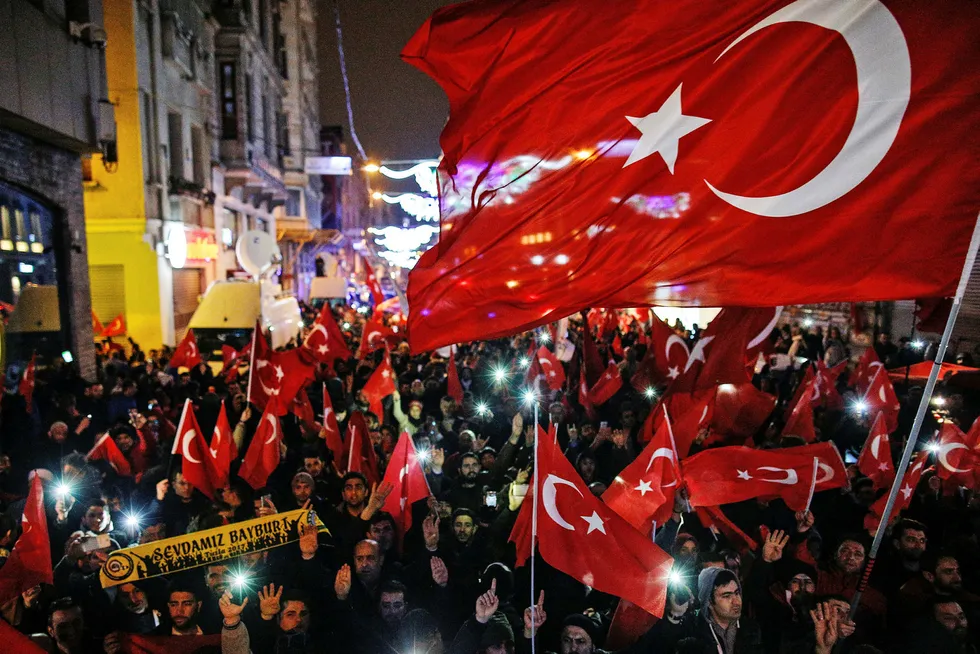 Demonstranter med tyrkiske flagg samlet sedg utenfor det nederlandske konsulatet i Istanbul søndag etter at nederlandske myndigheter lørdag nektet to tyrkiske regjeringsmedlemmer å holde valgmøter i landet. Tyrkias president Recep Tayyip Erdogan kaller nederlandske myndigheter fascister i kjølvannet. Foto: Emrah Gurel/AP Photo/NTB Scanpix.
