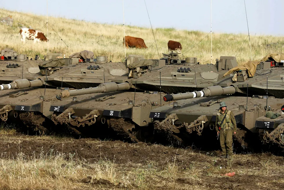 Israels hær står på den annekterte Golanhøyden nær den syriske grensen. AFP PHOTO / MENAHEM KAHANA