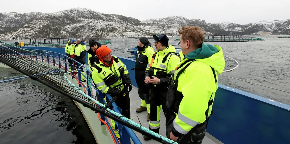 Medarbeidere fra 19 selskaper fulgte med interesse med da prosjektleder Steingrim Holm (nummer to fra høyre) delte erfaringer fra driften av Aquatraz i Eiterfjorden.