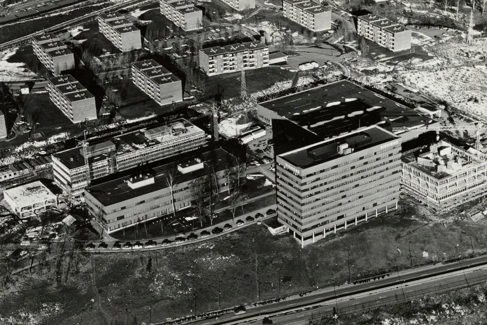 Slik så det ut på Linderud i Groruddalen på 1980-tallet. I det tiåret ble både boligmarkedet og utlånene fra bankene sluppet fri fra strenge reguleringer. Det førte til en voldsom prisoppgang, som endte med et boligkrakk på grunn av rekordhøye renter. Det opprinnelige Siemens-bygget i forkant.