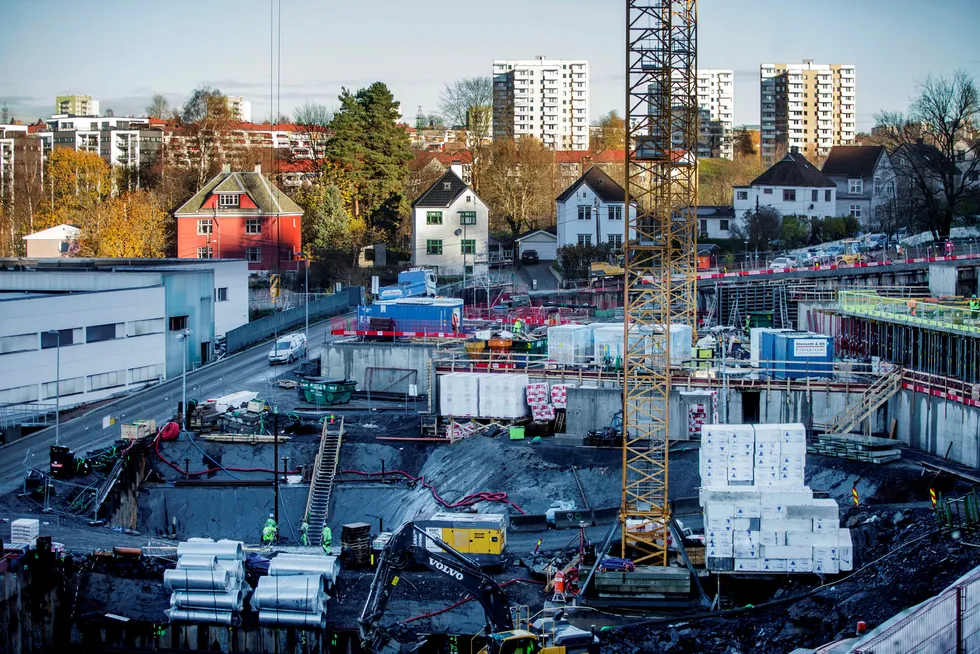 Obos bygger nye leiligheter i Kværnerbyen i Oslo, men boliginvesteringene ligger an til å falle i år. Foto: Javad Parsa