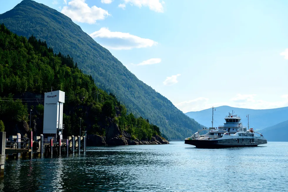 I dag er nesten 50 elektriske ferger i drift langs kysten, skriver artikkelforfatteren. Her fra Norges første helelektriske fergerute, MF «Eidsfjord» ved Lote kai.