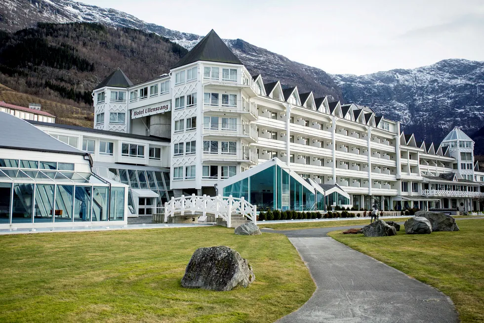 Familien Utne har gjennom årene saltet ned nær en milliard kroner i Hotel Ullensvang på Lofthus i Hardanger. Nå er hotellet til salgs.