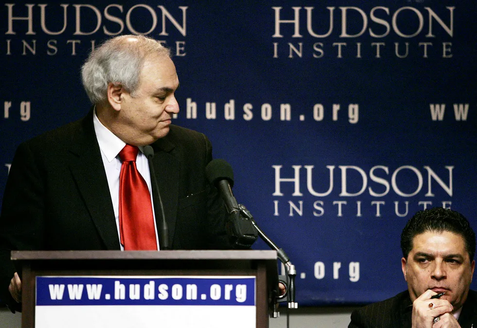 Den nykonservative tenkeren Richard Perle (til venstre) var en sterk tilhenger av en svært robust amerikansk utenrikspolitikk under president George W. Bush. Her på Hudson Institute i Washington D.C. i februar 2005. Til høyre, Entifadh Qanbar.