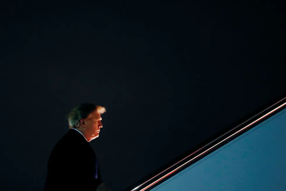 USAs president Donald Trump går om bord i presidentflyet Air Force One på militærbasen Joint Base Andrews i delstaten Maryland, på vei til World Economic Forum i Davos i Sveits. Foto: Carlos Barria/Reuters/NTB Scanpix