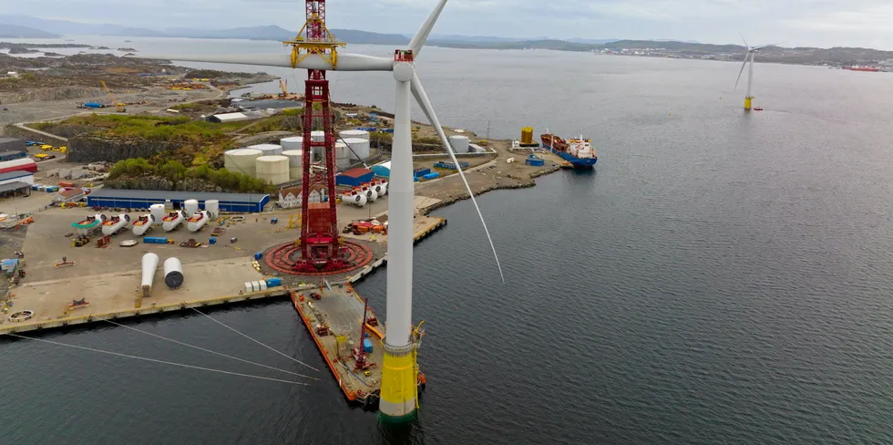 Equinor satser på strømlinjeformet produksjon på Wergeland base i Sløvåg i Ytre Sogn, og tradisjonell flyterteknologi for Utsira Nord. Her monteres rotorblad på en av de flytende turbinene i Hywind Tampen i mai 2022.