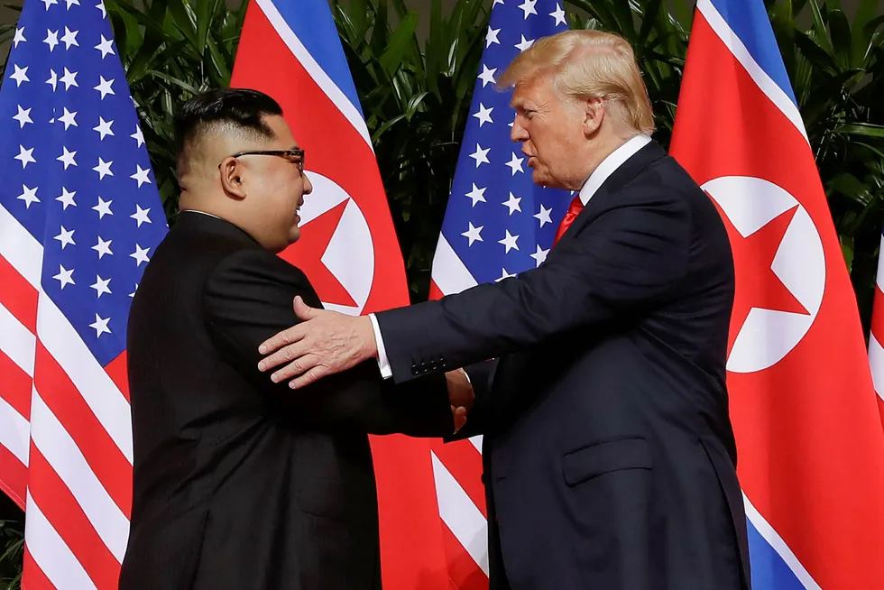 Tonen har ikke alltid vært god mellom Kim Jong-un (t.v.) og Donald Trump. En ny bok skal gi innblikk i brevvekslingen mellom de to lederne.