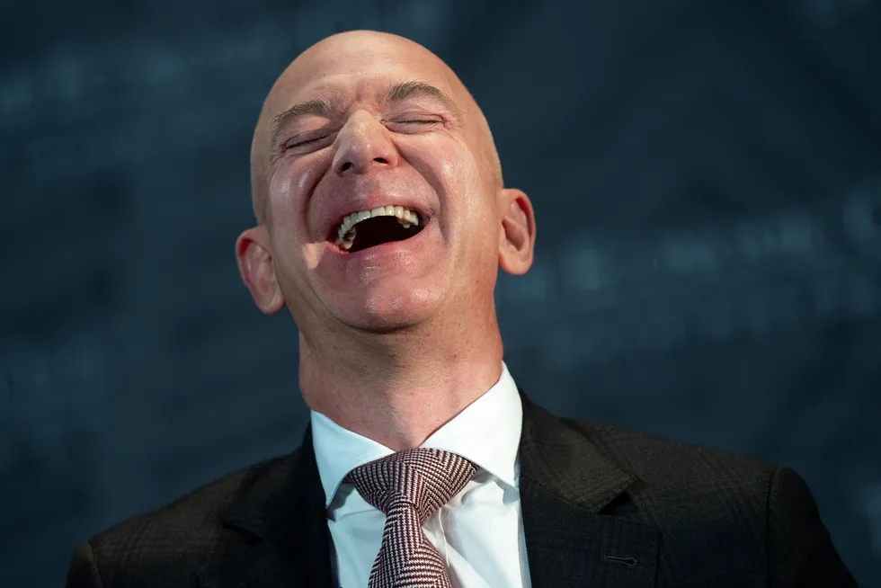 Jeff Bezos er grunnlegger og arbeidende styreleder i internettgiganten Amazon. Med en nettoformue på 202 milliarder dollar er han verdens rikeste UHNWI.