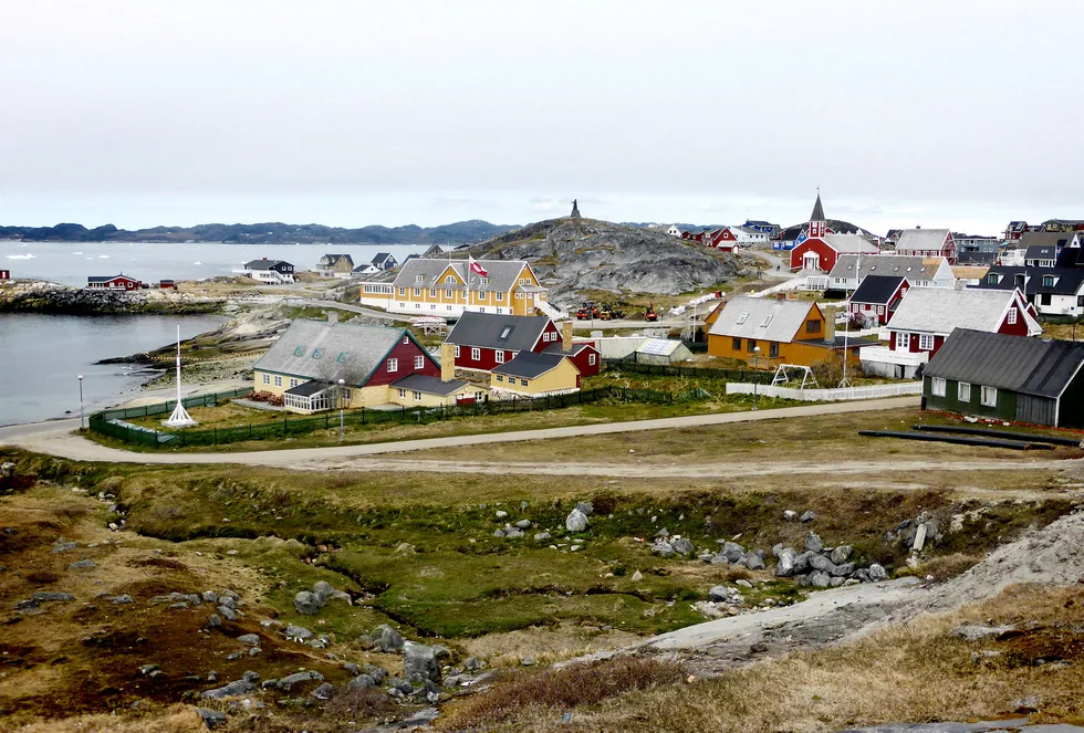 En strand i Nuuk på Grønland i juni 2016. Arkivfoto: STAFF/Reuters/NTB scanpix