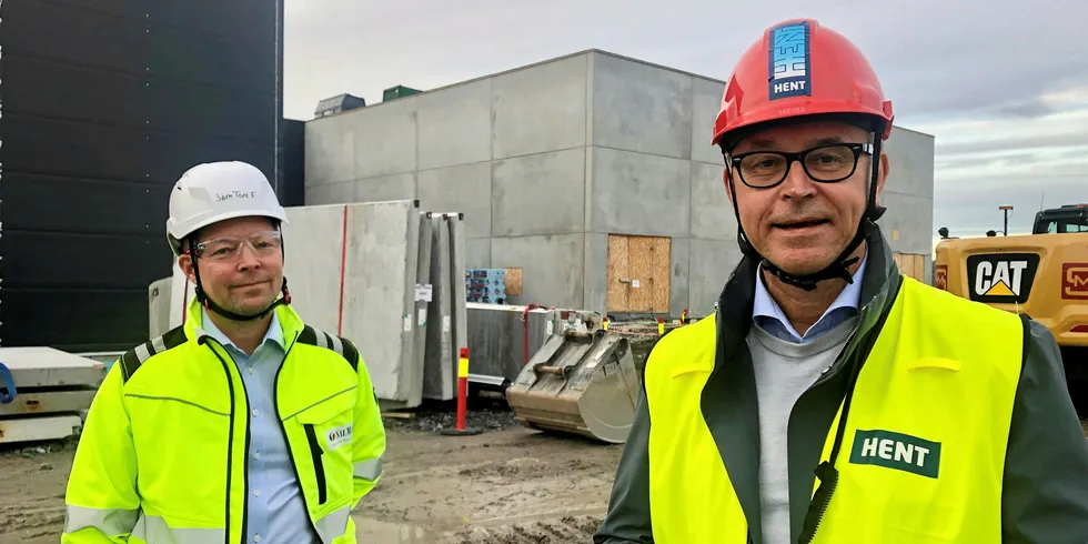 Fiskeri- og sjømatminister Odd Emil Ingebrigtsen (t.h.) og fabrikksjef Jørn Tore Fjellstad ved Inovvamars nye fabrikk på Senja i gamle Troms.