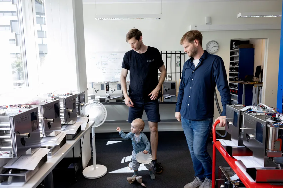 Lille Olai er med når pappa Sverre Simonsen er innom jobben. Sammen med broren Trond Simonsen (til høyre) har Sverre bygget opp Røst Coffee som produserer avanserte kaffebrennere.