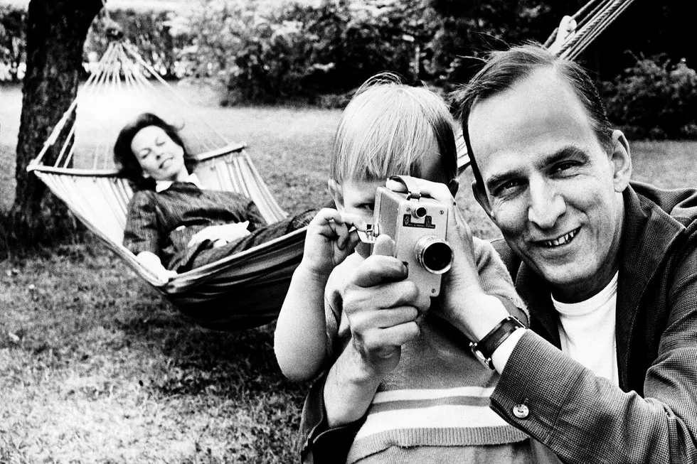 I dette bildet fra 1960 lærer filmregissør Ingmar Bergman sin sønn Daniel å filme mens Bergmans kone og Daniels mor Kibi Laretai ser på fra hengekøyen.