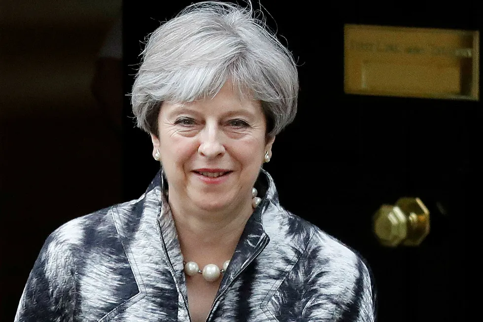 Statsminister Theresa May i Storbritannia utsetter kunngjøringen om en regjeringsavtale. Foto: Frank Augstein
