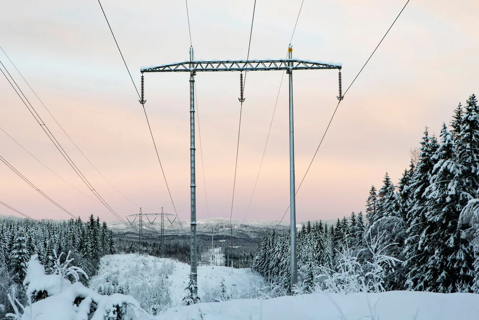 Det ble importert 7418 MWh strøm til Norge den første timen av den siste dagen i 2022