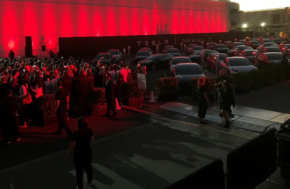 Tesla opplyste mandag at det kun produserte 260 biler av den nye Model 3 i tredje kvartal, mens målet var 1500. På bildet venter de første utgavene av Model 3 på sine nye eiere i slutten av juli. Foto: Alexandria Sage/Reuters/NTB scanpix