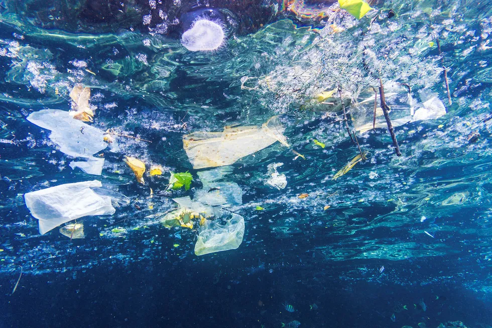 Problematikken med plastikk i havet har fått velfortjent stor oppmerksomhet, men godt skjult for folk flest er alle kjemikaliene som vi omgås til daglig som også har sin endestasjon i havet, som her ved Phi Phi-øyene i Thailand.