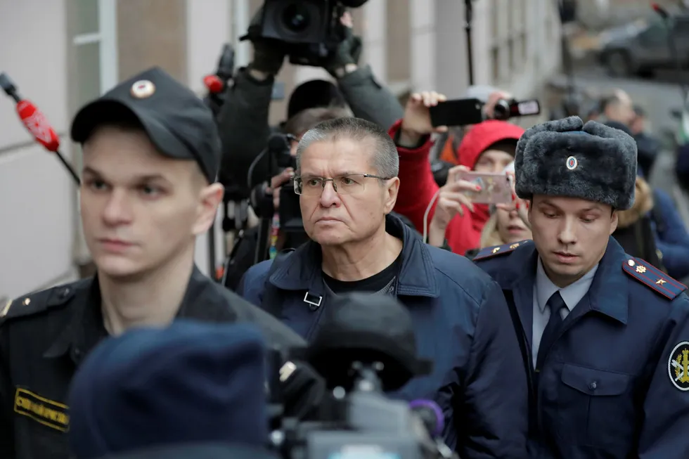 Russlands tidligere økonomiminister Aleksej Uljukajev på vei inn til retten i Moskva fredag for å få dommen som skyldig. Foto: Tatyana Makeyeva/Reuters/NTB scanpix