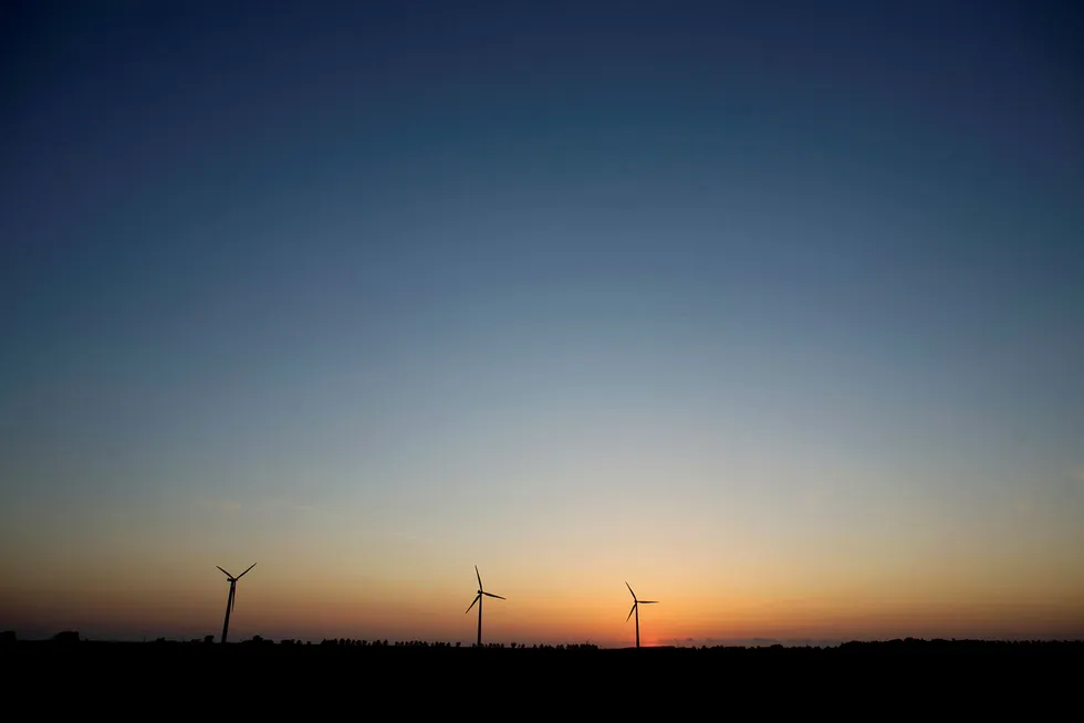Danmark har planer om å bygge omkring 700 nye vindmøller på land eller 200 nye vindmøller til sjøs for å skaffe strøm til datasentrene.