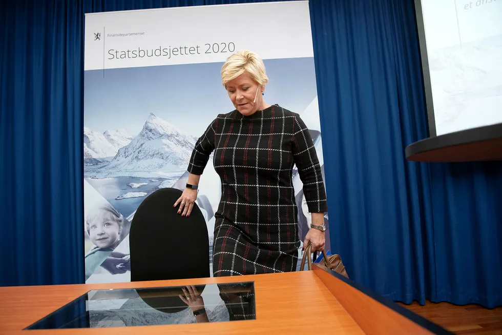 Finansminister Siv Jensen øker CO2-avgiften. Departementet hennes tviler på klimaeffekten.