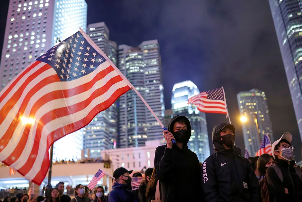 Rundt 10000 demonstranter var ute i Hongkongs gater sent torsdag kveld for å takke den amerikanske kongressen og president Donald Trump for støtte og undertegnelsen av en ny lov.