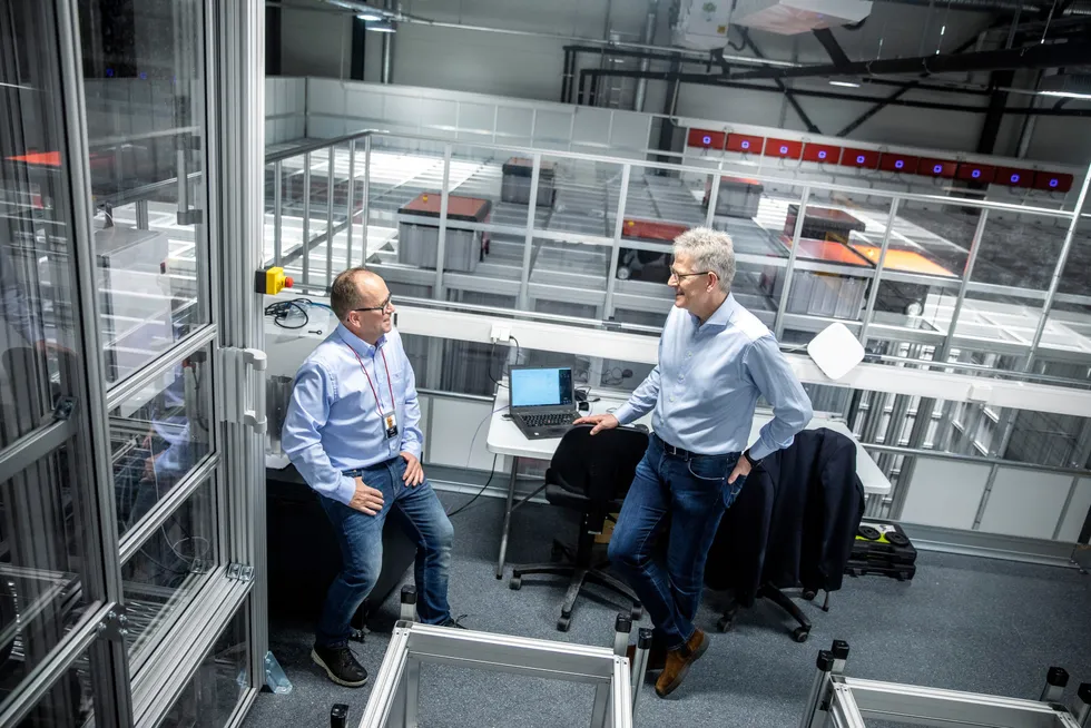 Det svinger på toppen av Autostore. I selskapets nye testsenter testes selskapets robotsystem under alle forhold. Produktsjef Ivar Fjeldheim (til venstre) og konsernsjef Karl Johan Lier har kastet jakkene i varmen på 35 grader.