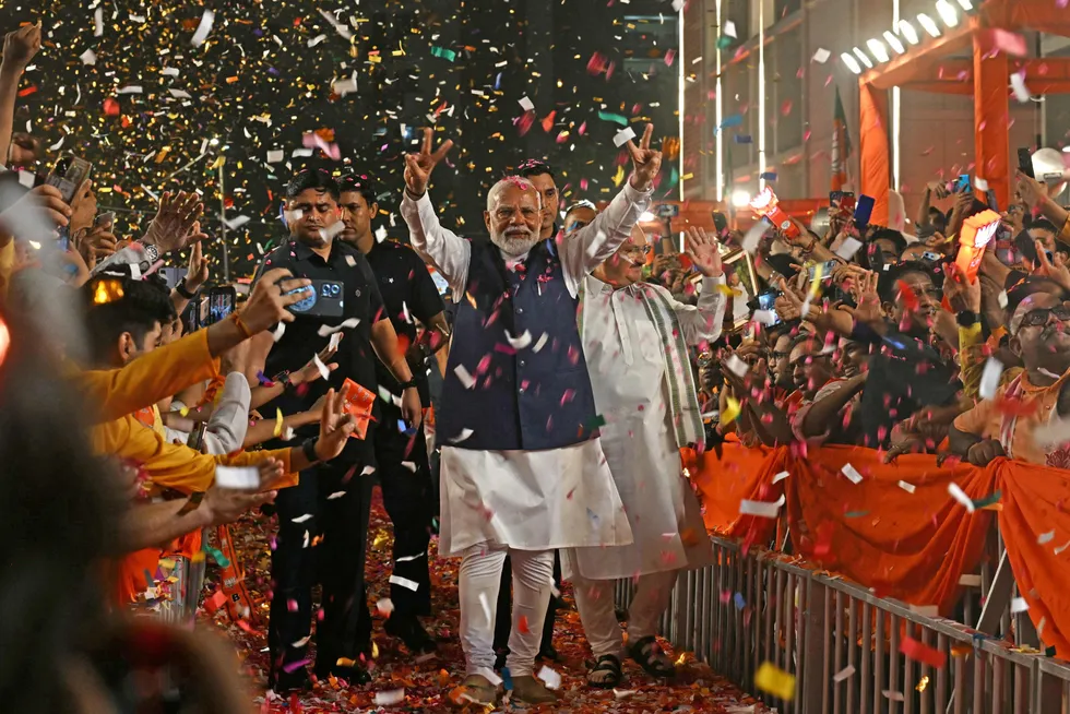 Indias statsminister Narendra Modi vikste seierstegnet da han ankom partihovedkontoret i New Delhi for å feire valgseieren tirsdag kveld. Han vil lede en svekket regjeringskoalisjon de neste fem årene.