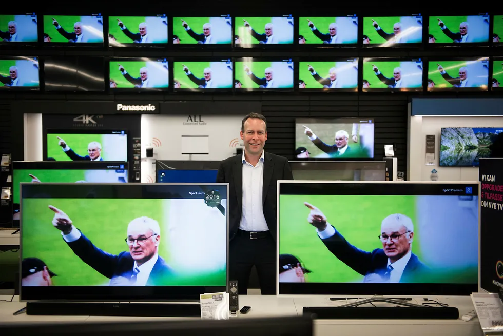 Elkjøps konsernsjef Jaan Ivar Semlitschgleder seg over at nordmenn kjøper store flatskjermer og dyre telefoner igjen etter en periode med flat utvikling på elektronikk. Foto: Per Ståle Bugjerde