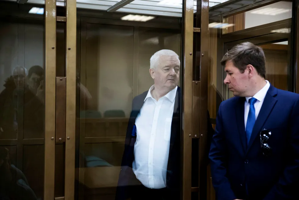 Frode Berg er nå satt fri. Her sammen med sin forsvarer Ilja Novikov ved byretten i Moskva.