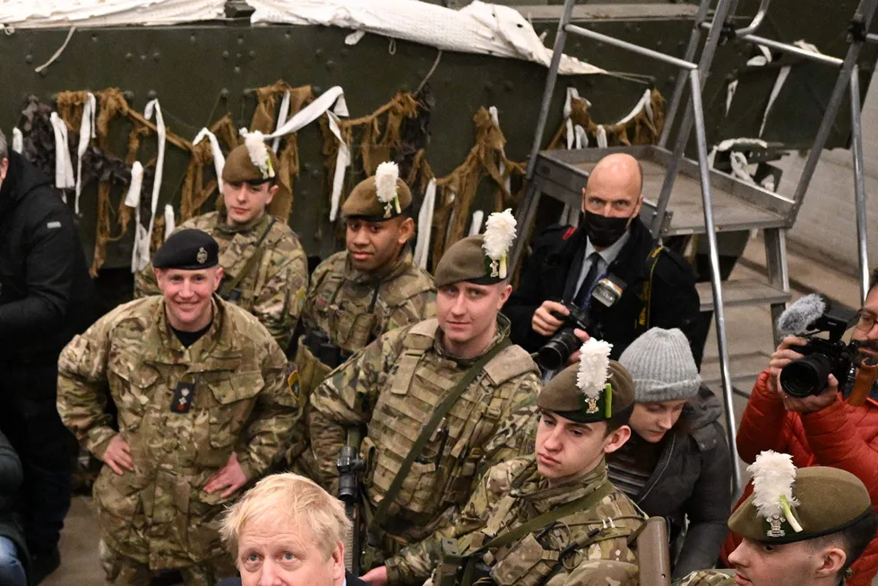 Boris Johnson møter Nato-styrker i Tallinn, Estland 1. mars. Kan han overleve som «krigsstatsminister»?