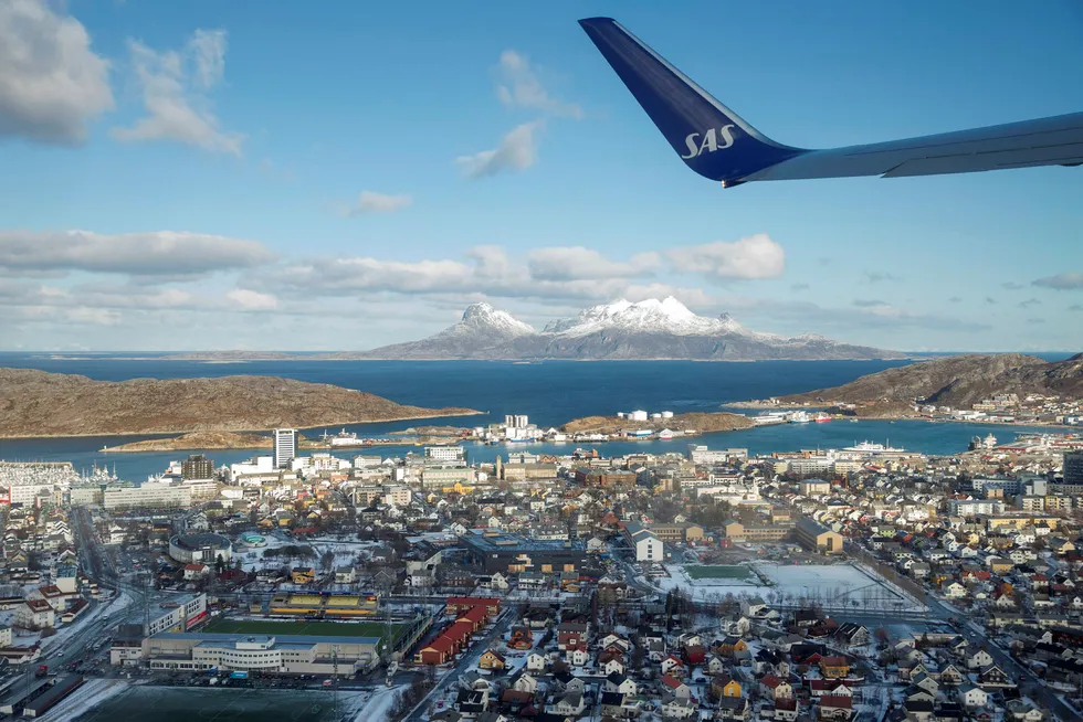 Et SAS-fly på vingene over Bodø sentrum. Foto: Håkon Mosvold Larsen / NTB scanpix
