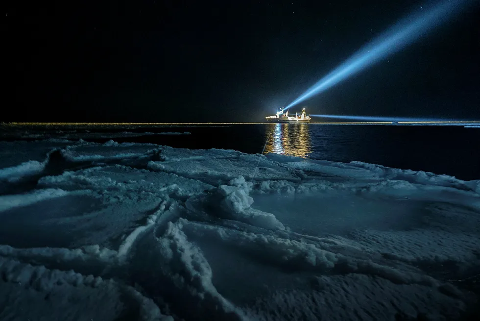 I den mørkeste tiden av polarnatten er det månen som lyser sterkest, noe som gjør at stort sett hele samfunnet av plankton og fisk skifter til en månestyrt døgnrytme og migrasjonsmønster, skriver Jørgen Berge. Her er forskningsskipet «Helmer Hanssen» på forskningstokt.