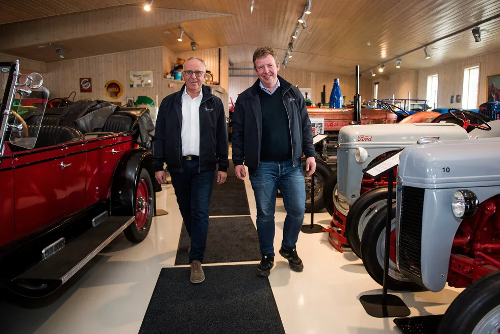 Olav Stangeland og sønnen Tommy Stangeland har ingen grunn til å deppe tross et krevende fjorår i entreprenørbransjen. Her de to fotografert i familiens traktor- og bilmuseum på Tjelta.