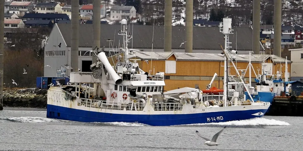 Tønna er allerede på plass på «Midøy Viking» som nå blir kvalfangstskuta «Sørviking» fra Austevoll. Her på vei forbi Tromsø sist fredag med siste loddefangst før salg.