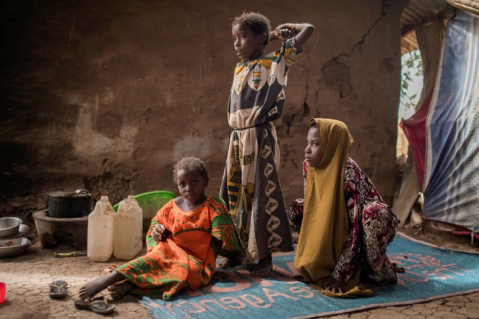 Bildet er tatt i august 2017 i flyktningleiren Kakuma og viser de somaliske flyktningjentene (f.v.) Maryan Maday Jeylani (6), Halima Alwahab Mohamed (10), og Maka Abdiwahab Mohamed (12), i deres hjem i leiren. Deres mor gikk gjennom en ti år lang prosess og var endelig godkjent for å reise til USA da nye strengere regler ble innført. Foto: Kellie Ryan